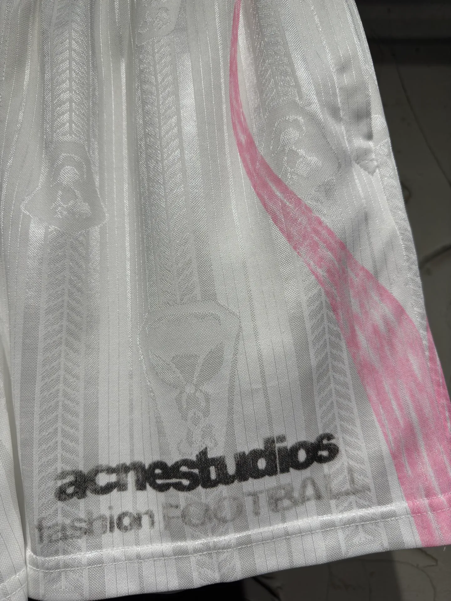 Acne studios blue and black combination ❤️❤️‍ limited edition jersey comes with blue and black contrasting sports pants ❗️❗️Full of the Millennium Retro atmosphere 😍 Clean white base with Blue side strips Retro The distressed letter printed mesh Breathable fabric can be used in summer without getting sweaty. ☘️The loose A-line version hides the flesh and shows the length of the legs. It turns into a super cool street sports girl in seconds⛹️‍♀️🏆You can wear it casually for fitness, walking, and daily outings. You can get it for lazy people with one click😍😍 Size: S M L